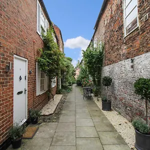 The Mews Cottage, With Parking, Apartment
