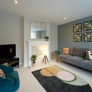 Perfectly Located 4 Bed Town House In Sleeps 8 Holiday home